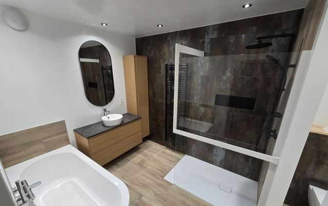 Salle de bain moderne avec baignoire îlot et douche à l’italienne