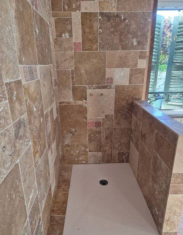 Douche en pierre naturelle travertin avec receveur extra-plat