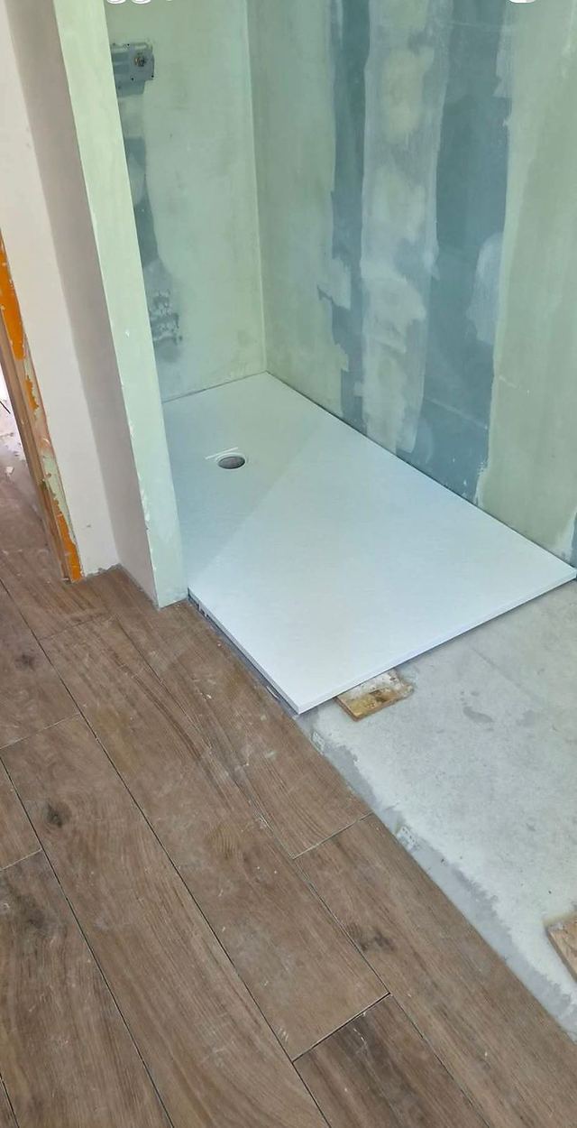 Chantier de rénovation : pose d’un receveur de douche et sol effet bois