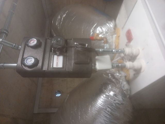 Groupe de distribution de chauffage avec manomètres et conduites isolées