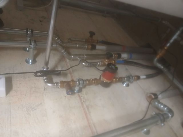 Distribution de chauffage en cave avec circulateur et vannes en laiton