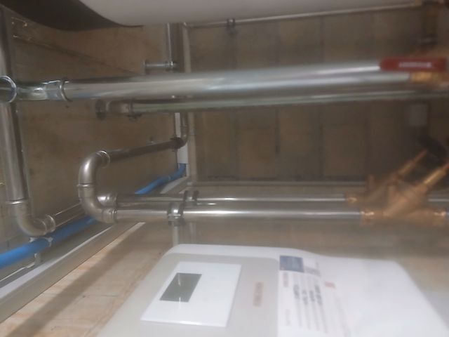 Raccordements sanitaires réalisés avant la pose des receveurs de douche